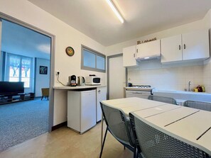 Fridge, microwave, dishwasher, coffee/tea maker