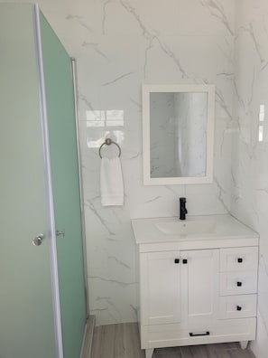 Sèche-cheveux, serviettes fournies, savon, papier toilette