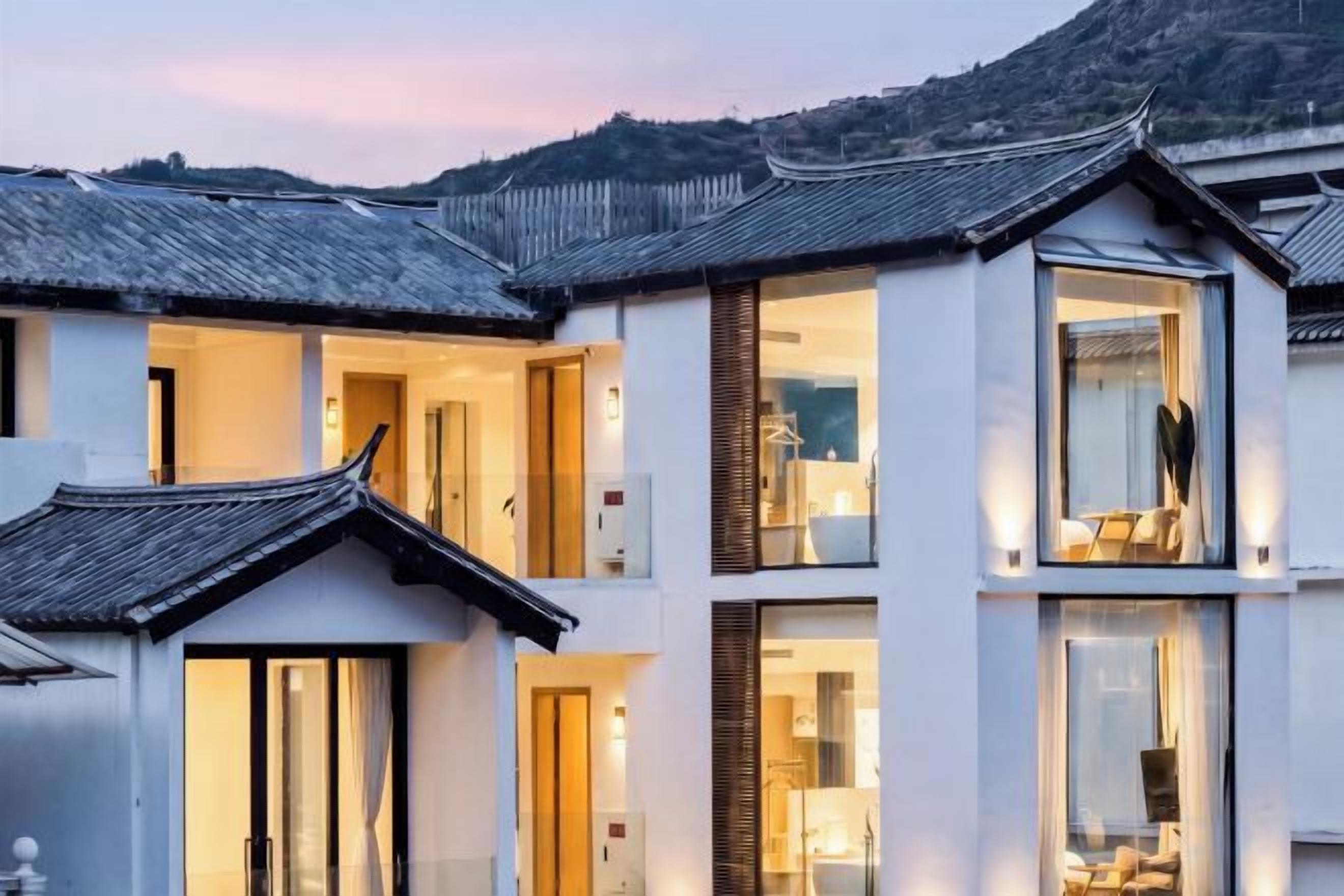Un edificio de varios pisos con elementos arquitectónicos tradicionales, como tejados de baldosas y vigas de madera.