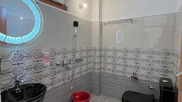 Deluxe tweepersoonskamer, balkon, uitzicht op heuvels | Badkamer | Een douche, gratis toiletartikelen, pantoffels, een bidet