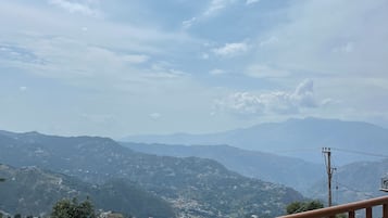 Deluxe Double Room, Balcony, Hill View | Living area