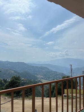 Un balcon donnant sur un paysage montagneux.
