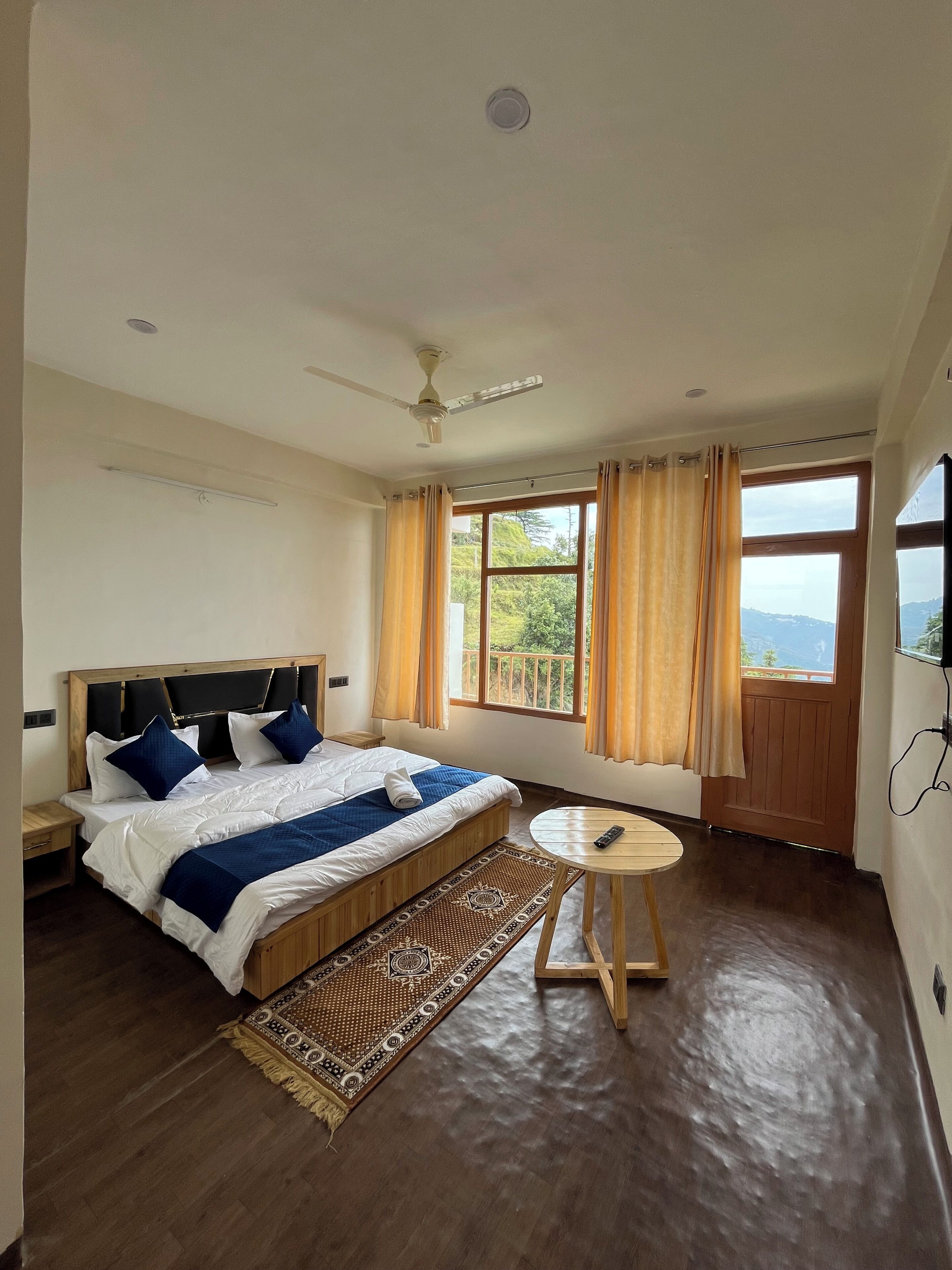 Quarto casal luxo, sacada, vista para a colina | Escrivaninha, quartos à prova de som, Wi-Fi de cortesia, roupa de cama