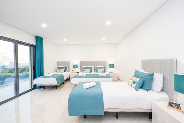 3 bedrooms, cribs (surcharge), bed sheets