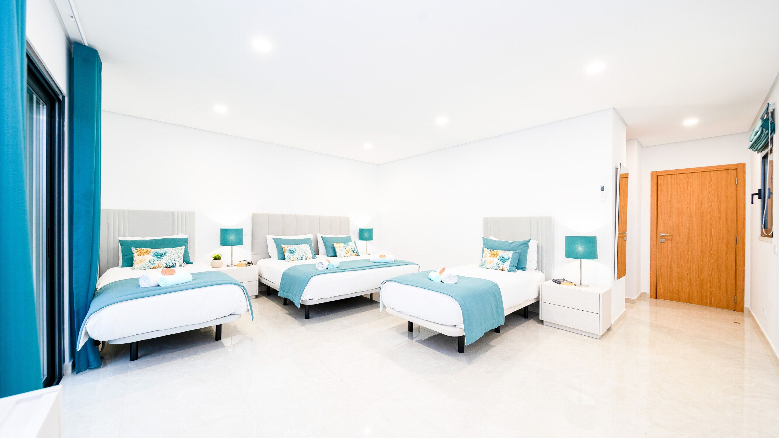 3 habitaciones, cunas y ropa de cama 