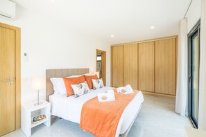 3 makuuhuonetta, vauvansängyt, lisävuoteet, vuodevaatteet