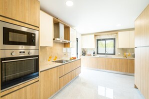 電子レンジ、食器洗い機、コーヒー / ティーメーカー、調理器具と食器