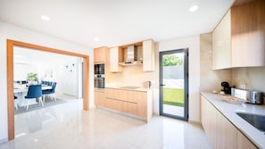 Microwave, dishwasher, coffee/tea maker, cookware/dishes/utensils - Villa Lion Beach (Albufeira)