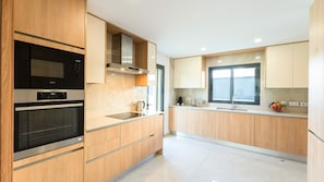 Microwave, dishwasher, coffee/tea maker, cookware/dishes/utensils - Villa Lion Beach (Albufeira)