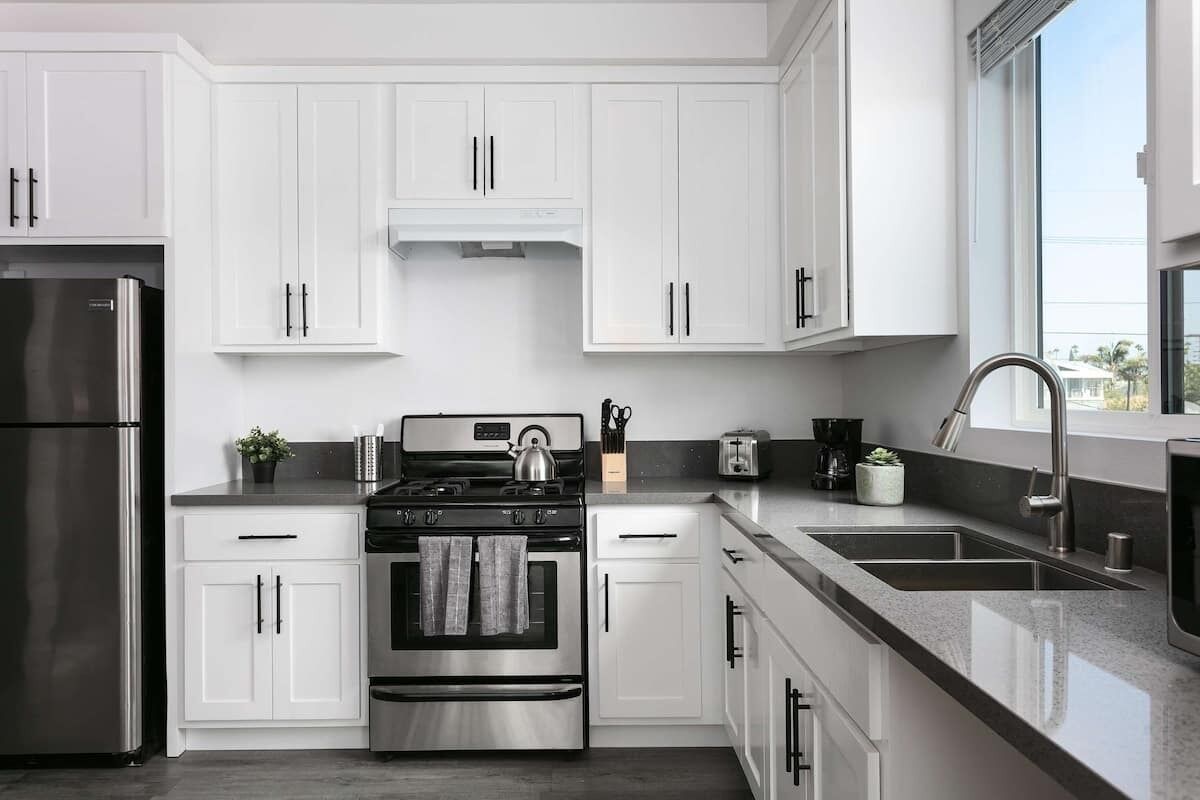 冷蔵庫、電子レンジ、オーブン、コンロ