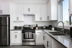 Réfrigérateur, micro-ondes, four, plaque de cuisson