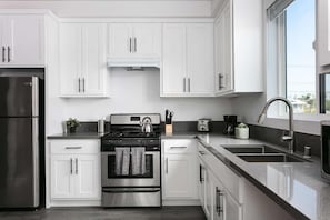 Kühlschrank, Mikrowelle, Ofen, Herdplatte