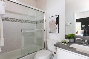 シャワー、ヘアドライヤー、タオル