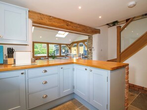 Dishwasher, cookware/dishes/utensils - 10 Bridge Street (Craven Arms)