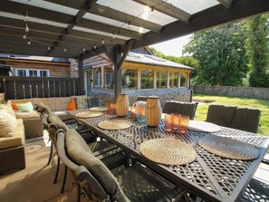 Outdoor dining - 10 Bridge Street (Craven Arms)