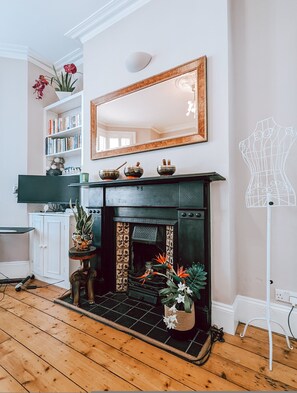 House | 1 bedroom, desk - The Clapham Apartment With Private Patio (London)