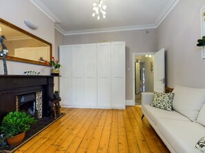 House | 1 bedroom, desk - The Clapham Apartment With Private Patio (London)