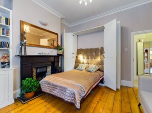 House | 1 bedroom, desk - The Clapham Apartment With Private Patio (London)