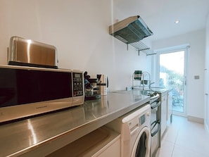 House | 1 bedroom, desk