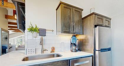 Rooftop studio with gas fireplace, WiFi, central AC - near restaurants/wineries