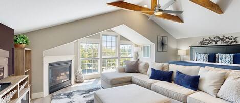 Televisión y chimenea