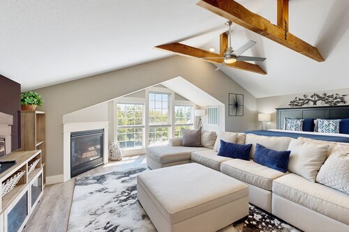 Rooftop studio with gas fireplace, WiFi, central AC - near restaurants/wineries