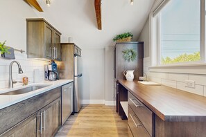 Fridge, microwave, dishwasher, coffee/tea maker - Rooftop studio with gas fireplace, WiFi, central AC - near restaurants/wineries (McMinnville)