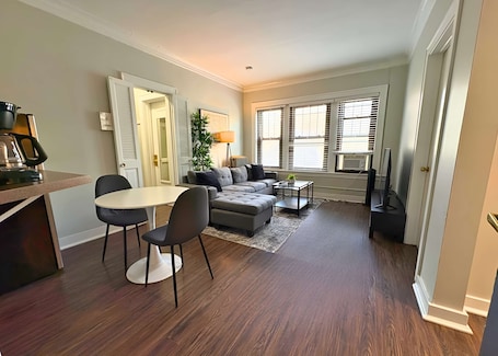 TV, offices. Perfect 1BR Spot near Attractions