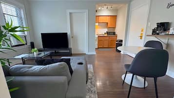 Una televisión, una oficina