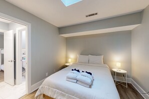 3 bedrooms, iron/ironing board, internet, bed sheets