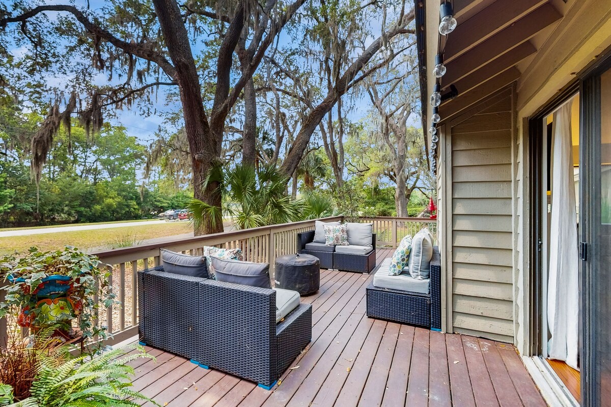 Sea Pines Home with firepit, deck and close to Lawton Stables