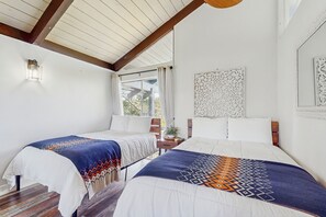 3 bedrooms, iron/ironing board, internet, bed sheets - Chic, Pet Friendly House w/Gas Grill, AC & Back-Up Generator - Amazing View (Twin Peaks)