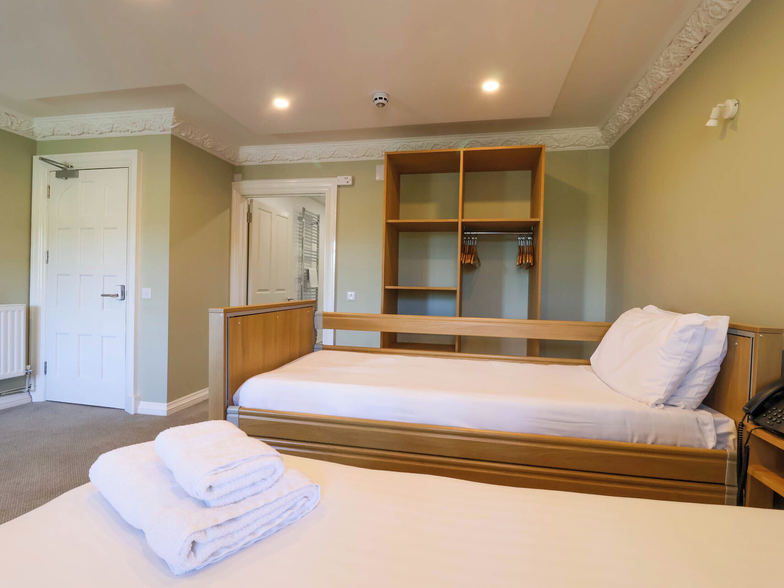 1 habitación, decoración personalizada y muebles diferentes 