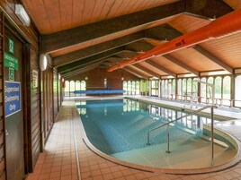Una piscina cubierta