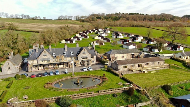 Ein weitläufiges Anwesen mit Innenhof, Schwimmbad und einer Solaranlage.