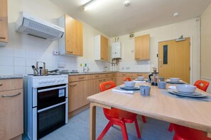 Single Room, Non Smoking | Shared kitchen