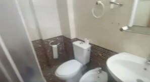 Appartement | Salle de bain | Douche, serviettes fournies