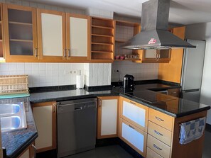 Micro-ondes, four, plaque de cuisson, lave-vaisselle