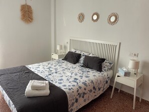 2 chambres, fer et planche à repasser, Wi-Fi, draps fournis