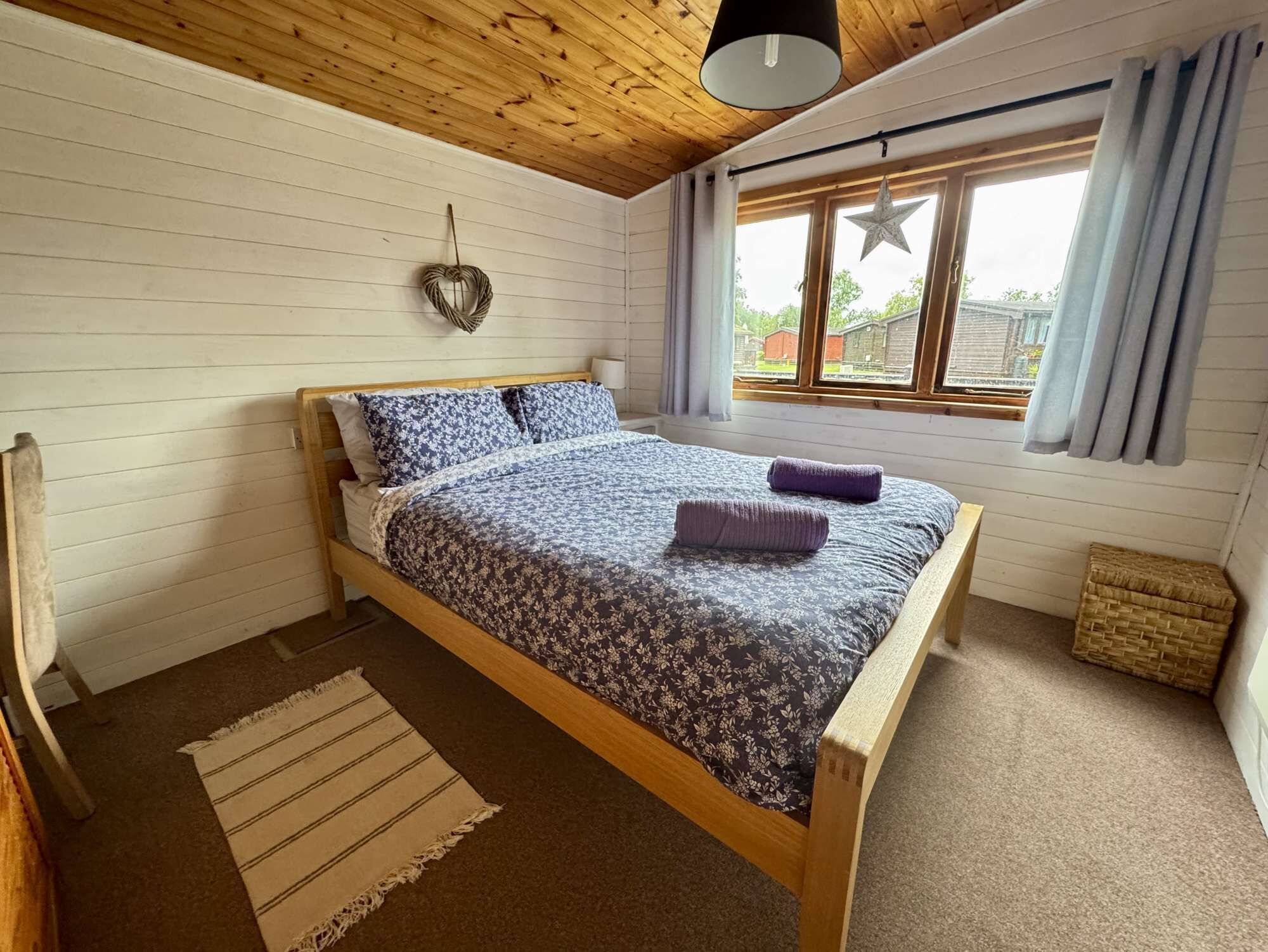Bumble Bee Cabin On Heron Lake - Swindon