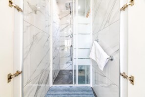 Dusche, Haartrockner, Toilettenpapier