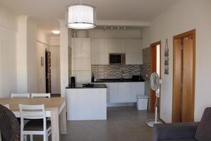 Geladeira, micro-ondas, fogão, cooktop