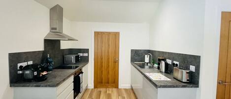 Een koelkast, een microgolfoven, een oven, een vaatwasser