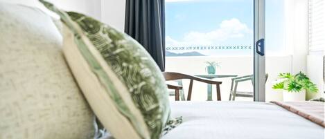 1 dormitori, planxa i posts de planxar i un bressol de viatge