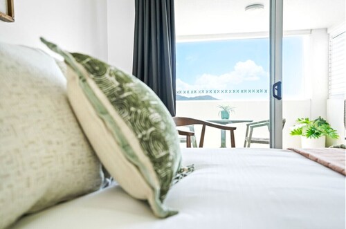 Cosy Studio in Central Cairns | Rooftop Pool, Balcony & Walk to Everything!