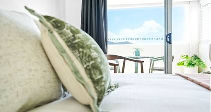 Cosy Studio in Central Cairns | Rooftop Pool, Balcony & Walk to Everything!