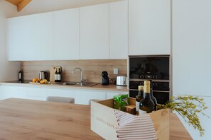 Frigorifero, microonde, forno, piano cottura