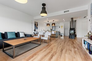 Una televisión, una chimenea