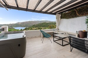 Outdoor spa tub - Holiday Home 'Istan' with Lake View, Wi-Fi and Air Conditioning (istan)