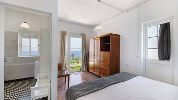 1 chambre, fer et planche Ă repasser, Wi-Fi gratuit, draps fournis